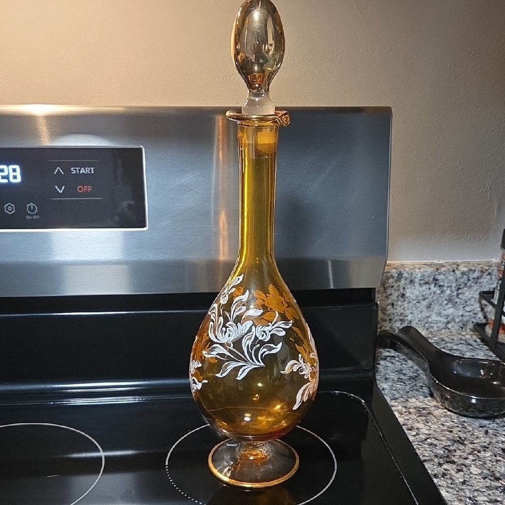 Elegant Amber Glass Decanter with Stopper